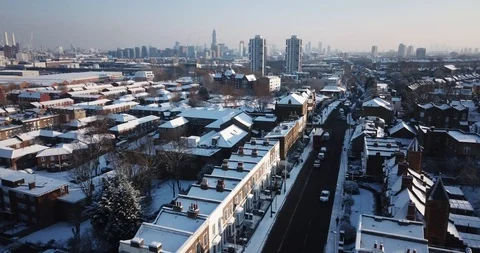 Sweeping drone clip of snow covered buildings in South West London, England. Vídeos de archivo 86549692