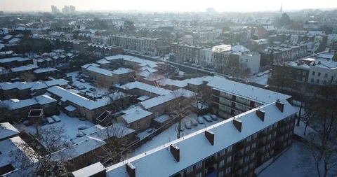 Sweeping drone clip of snow covered buildings in South West London, England. Stock-Footage 86549812