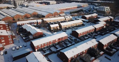 Sweeping drone clip of snow covered buildings in South West London, England. Vídeos de archivo 86549957