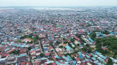 A Sweeping Drone Panorama Over Southeast Asia's Vibrant Urban Neighborhoods 動画素材 319508780