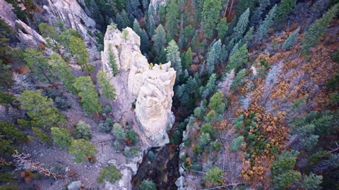 Sweeping drone view of jagged cliffs and desert canyons near Los Alamos NM 库存影片 332837735