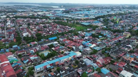 Sweeping drone vista over a vibrant, diverse urban residential landscape sh.. Stock-Footage 339037264