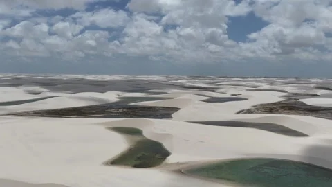 Sweeping Over Green Lagoons and White Dune Ridges in Lençóis Maranhenses Video stock 342445233