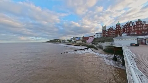 Sweeping panorama of the seafront, beach and pier 스톡 동영상 255533713
