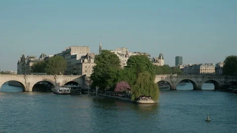 Sweeping Panoramic Pan Right Pont Neuf Ile de la Cite, River Seine Paris France Stock Footage 92532446