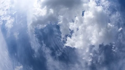 Sweeping Sky View: Wispy Cirrus and Cumulus Cloud Formation Vidéo 262761923