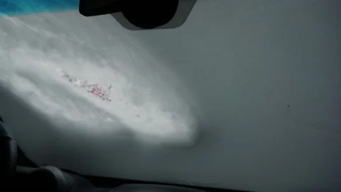 Sweeping snow from a car windshield. 库存影片 147212689