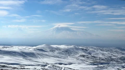 Sweeping Snowscape with Majestic Mountain View Видео 265397699
