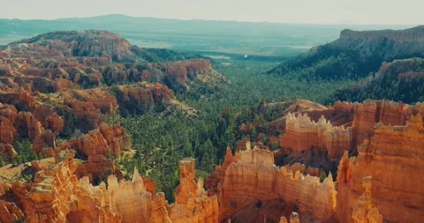 Sweeping View of Bryce Canyon's Iconic Hoodoos Видео 323802419