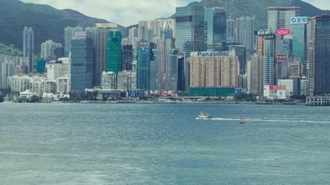 A sweeping view captures Hong Kong’s iconic skyline transitioning from harbor to 库存影片 338310993
