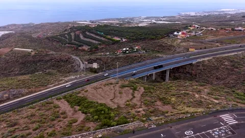 Sweeping View of Highway Cutting Through Tenerife's Rugged Landscape 库存影片 333268501