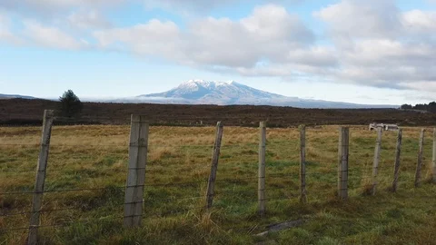 A sweeping view of Mt. Ruapehu 库存影片 112365397