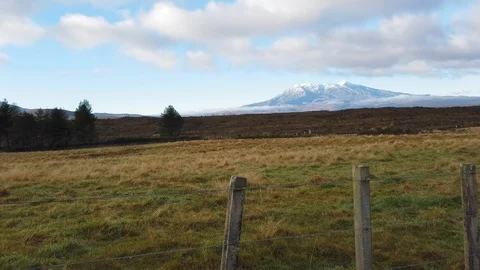 A sweeping view of Mt. Ruapehu Video stock 112365440