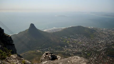 Sweeping view of Table Mountain, Cape Town, South Africa Vídeo Stock 128134612