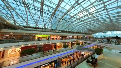 Sweeping view from third floor of Lisbon's modern Vasco da Gama shopping mall Vídeo Stock 280016988