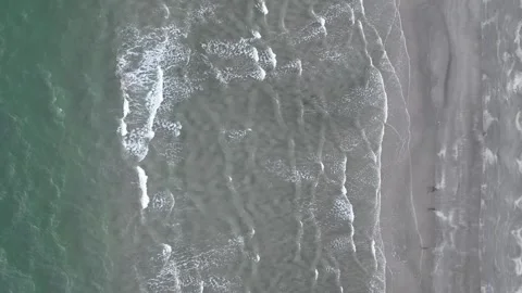 Sweeping Waves Along the Shore 库存影片 301475279