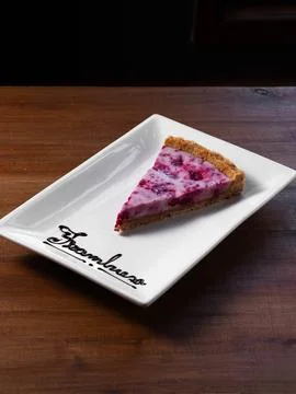Sweet berry slice sits elegantly on a modern plate Foto stock