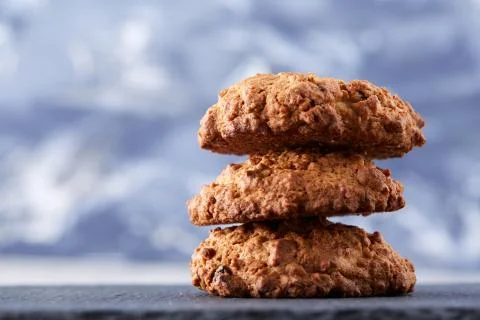 Sweet biscuits arranged in pattern on light textured background, close-up Foto stock