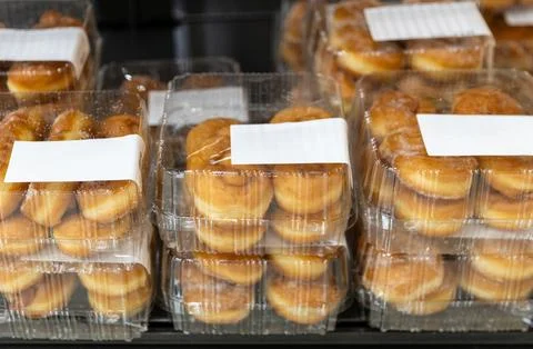 Sweet buns in boxes on the counter in the store. Foto stock