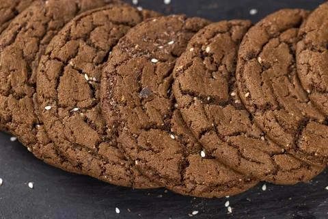 Sweet chocolate biscuits on the kitchen table, chocolate biscuits with coco.. Foto stock