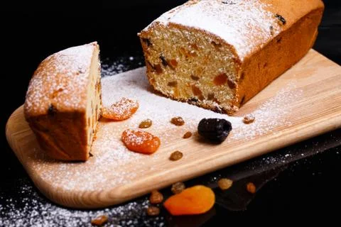 Sweet cupcake in the shape of bread. Cupcake with raisins, dried apricots, plums Foto stock