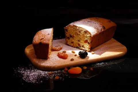 Sweet cupcake in the shape of bread. Cupcake with raisins, dried apricots, plums Foto stock