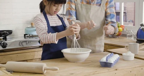 Sweet daughter learning to make cake Video stock 112043617