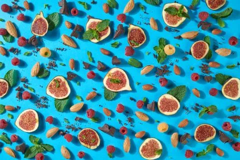 Sweet dessert pattern from ripr figs, nuts, chocolate, fresh raspberry, leaf of Foto stock