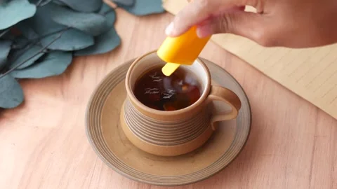 The Sweet Dissolve: Tablet &amp; Tea Vídeo Stock 339269292