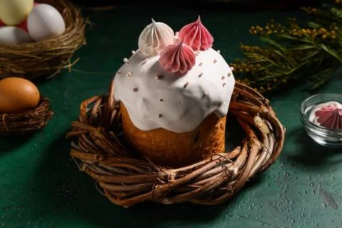 Sweet Easter cake with meringue, eggs and mimosa flowers on green background, Stock Photos