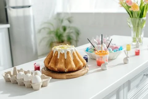 Sweet easter cake painted chicken Stock Photos