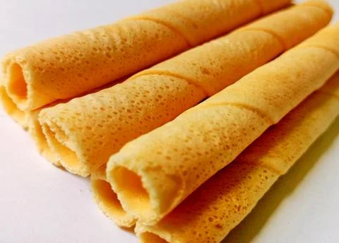 Sweet Egg Roll Snacks Arranged on White Background Close Up Foto stock