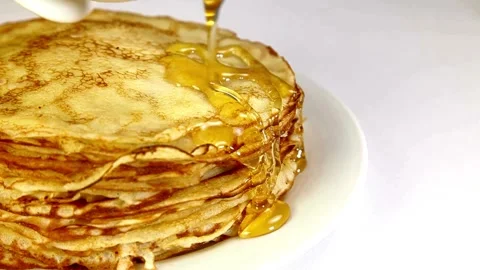 Sweet golden honey pours onto stack of pancakes. Stock-Footage 336589305