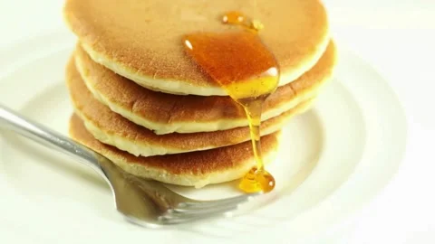 Sweet golden honey pours onto stack of pancakes. Stock-Footage 336589341