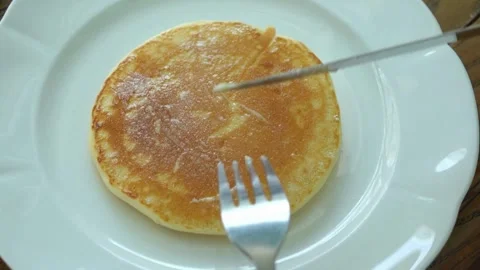 Sweet golden honey pours onto stack of pancakes. Stock-Footage 336589350