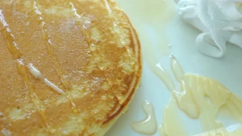 Sweet golden honey pours onto stack of pancakes. Stock-Footage 336589351