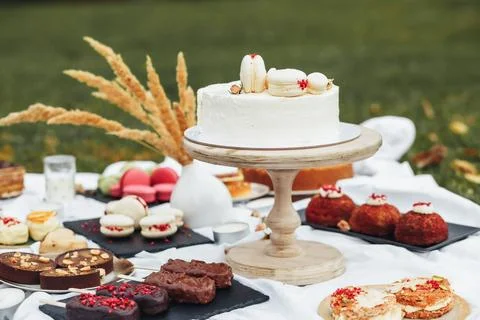 Sweet Indulgence Under the Trees Foto stock