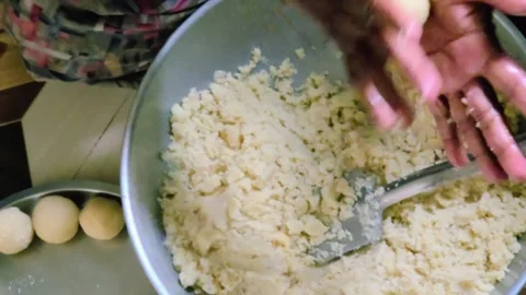 Sweet laddus under making by hands 库存影片 319344576