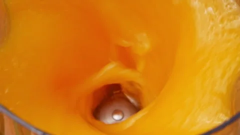Sweet mango fruit with milk blended up to the healthy mango smoothie. Vídeo Stock 157408786
