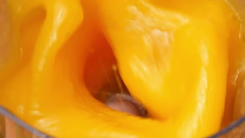 Sweet mango fruit with milk blended up to the healthy mango smoothie. Vídeo Stock 157408803