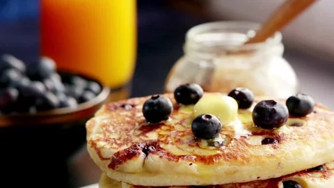 Sweet pancakes topped with maple syrup and blueberries. Tasty breakfast concept Stock-Footage 336589252