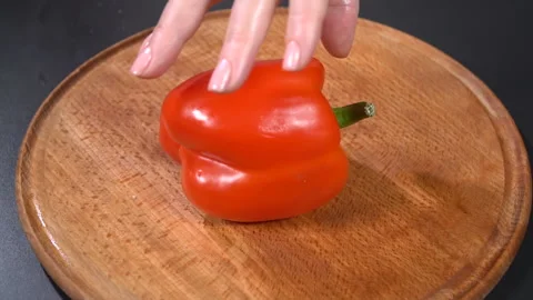 Sweet pepper on a cutting board. Slow motion Vídeo Stock 101735015