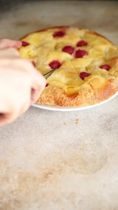 Sweet pie raspberry dessert frangipane dessert baking fresh delicious food 库存影片 313295782