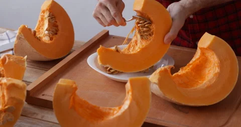 Sweet pumpkin preparing, removing seed Vídeos de archivo 146140926