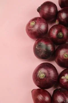 Sweet red onions on background Stockfoto's