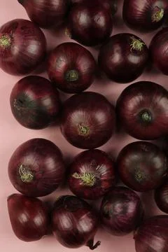 Sweet red onions on background Stockfoto's