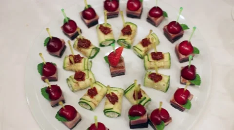 Sweet snacks are on the buffet table, the camera moves from one plate to another 스톡 동영상 68790320