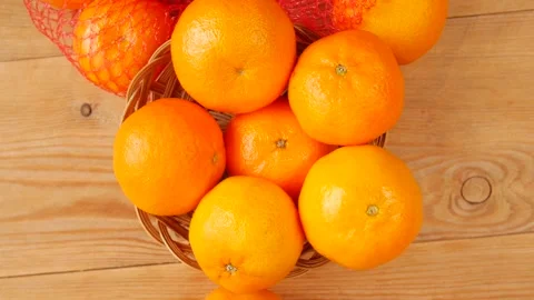Sweet tangerines in a basket. Video stock 224747982