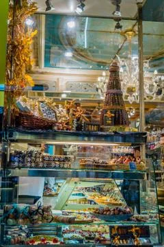 Sweets and chocolates in display window in Paris Foto stock