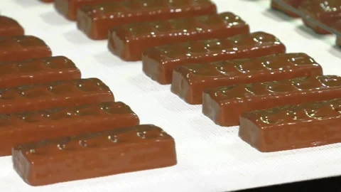 Sweets on a chocolate factory conveyor. Video stock 234583731